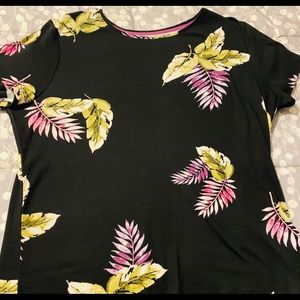 🌻Tropical print black t shirt🌻